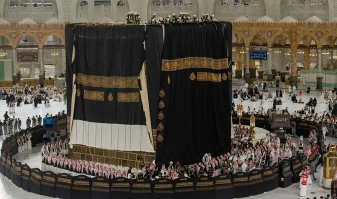 İslam dünyasının en kutsal sembolü olan Kâbe’nin ihtişamlı örtüsü Kissve,