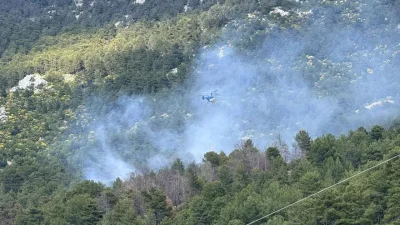 Antalya’nın Kaş ilçesinde çıkan orman yangını rüzgarın da etkisiyle yayılırken,