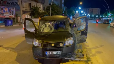 Karaman’da yolun karşısına geçmek isteyen belediye işçisine hafif ticari aracın