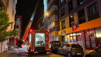 İstanbul’un Esenyurt ilçesinde akşam saatlerinde hareketli dakikalar yaşandı. 4 katlı