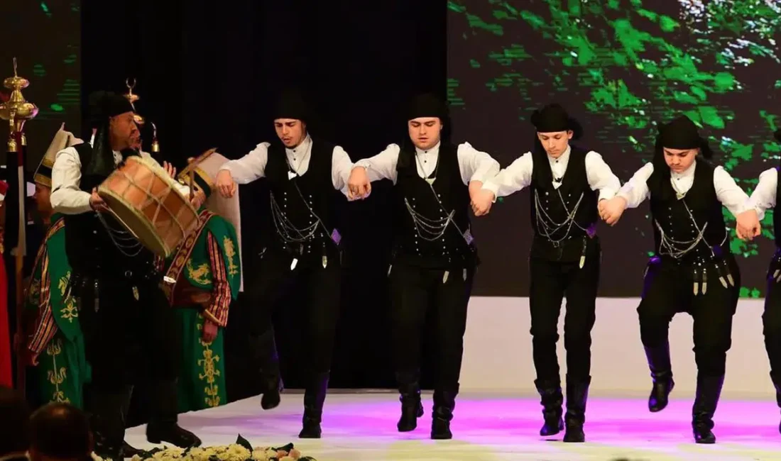 Türk halk kültürünün en coşkulu simgelerinden biri olan horon, İstanbul’da