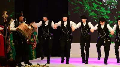Türk halk kültürünün en coşkulu simgelerinden biri olan horon, İstanbul’da