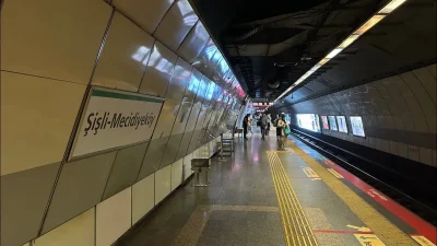 İstanbul’un en yoğun ulaşım akslarından biri olan Şişli-Mecidiyeköy Metro İstasyonu’nda