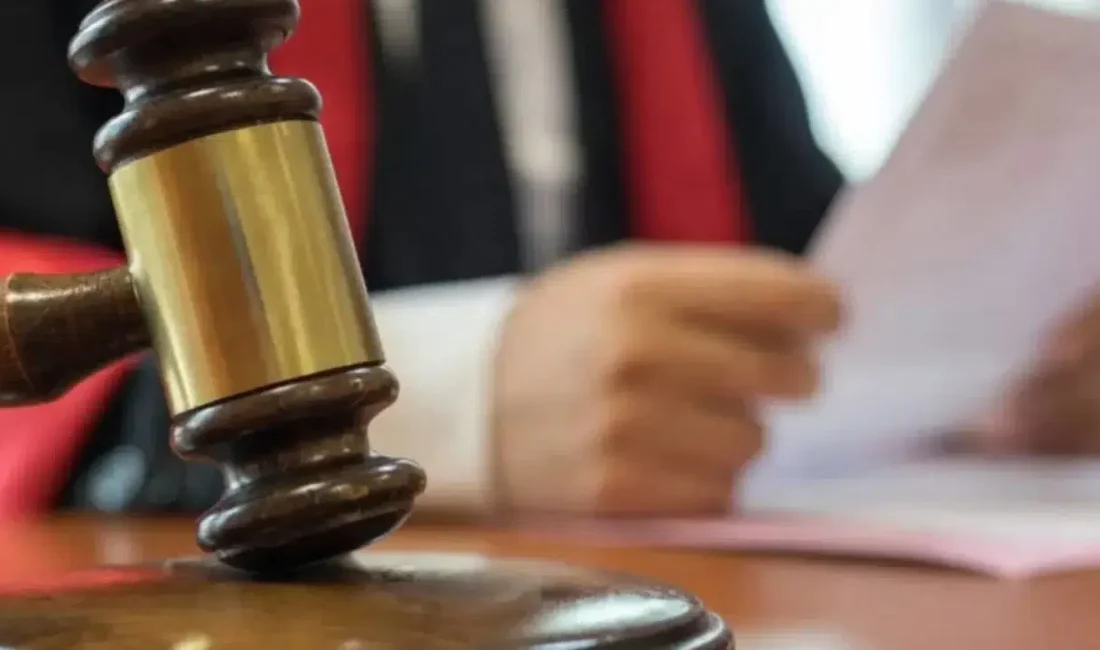 Dava süreçlerini yakından takip eden vatandaşlar, avukatlar ve tüm hukuk