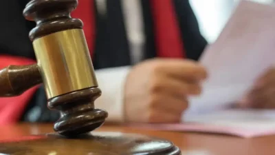 Dava süreçlerini yakından takip eden vatandaşlar, avukatlar ve tüm hukuk