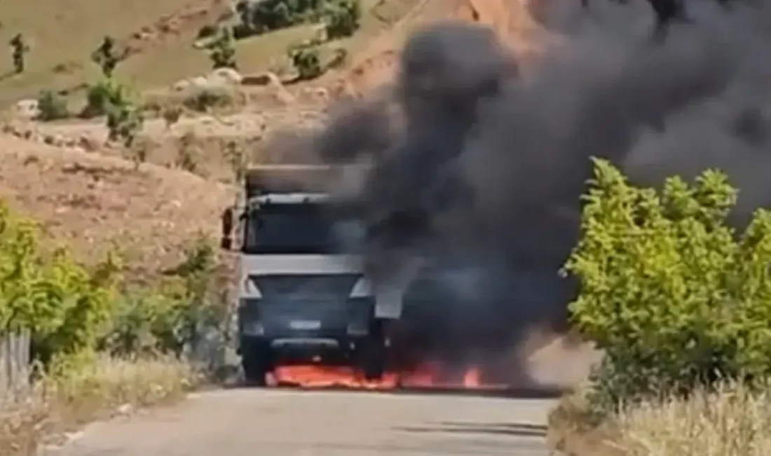 Siirt’in Eruh ilçesinde seyir halindeki bir yük kamyonunda çıkan yangın