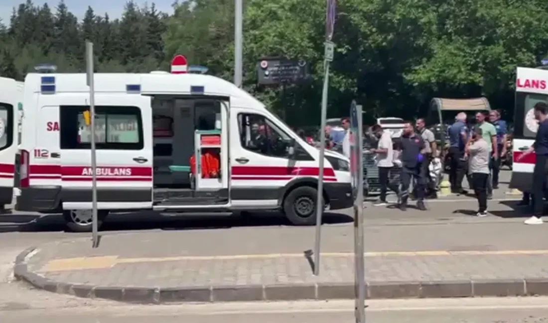 Gaziantep’te cezaevi önünde yakınlarını bekleyen iki kişi, kimliği belirsiz şahıslar