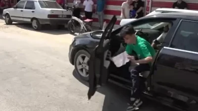 Adana’da Yükseköğretim Kurumları Sınavı’nın ilk oturumu öncesinde adeta zamanla yarışan