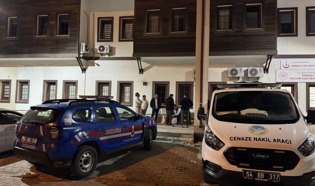 Sakarya’nın Taraklı ilçesinde tarlada çalışırken traktör ile tarım aleti arasında