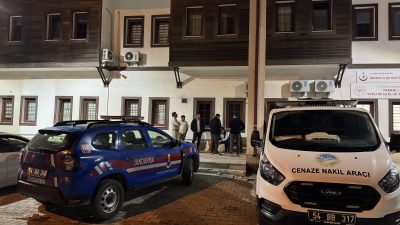 Sakarya’nın Taraklı ilçesinde tarlada çalışırken traktör ile tarım aleti arasında