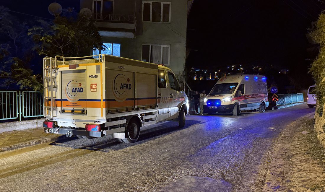 Kocaeli’nin İzmit ilçesinde bir dairenin mutfak tavanından düşen sıva parçaları