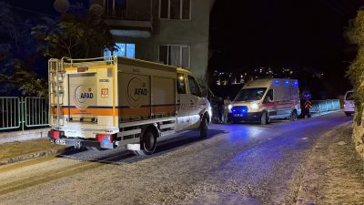 Kocaeli’nin İzmit ilçesinde bir dairenin mutfak tavanından düşen sıva parçaları