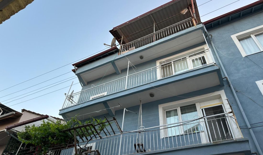 Uşak’ta iki katlı bir binanın son katındaki balkonundan beton zemine