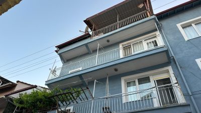 Uşak’ta iki katlı bir binanın son katındaki balkonundan beton zemine