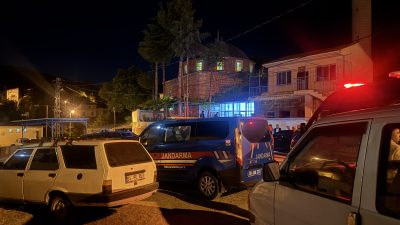 Kayseri’de yatsı namazı öncesinde cami avlusunda bir araya gelen iki