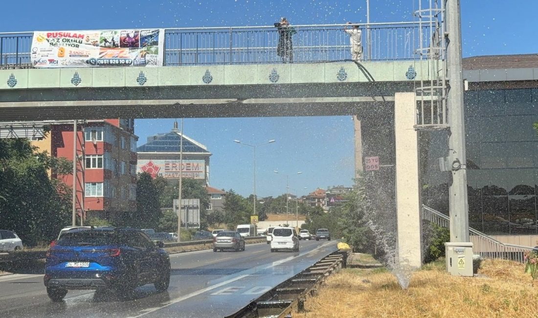İstanbul Üsküdar’da Şile Otoyolu üzerinde aniden patlayan su borusu trafiği