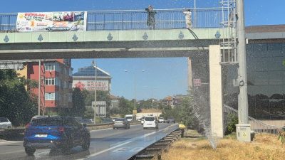 İstanbul Üsküdar’da Şile Otoyolu üzerinde aniden patlayan su borusu trafiği