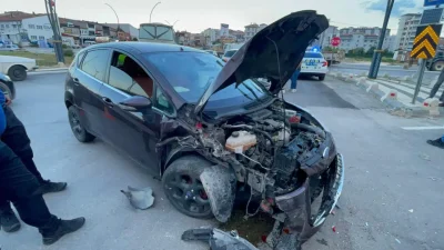 Karaman’da günün hareketli saatlerinde meydana gelen trafik kazası çevredeki vatandaşlara