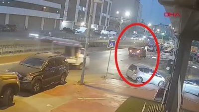Sultangazi’de kontrolden çıkan bir otomobil kaldırımdaki aydınlatma direğine çarparak durabildi.