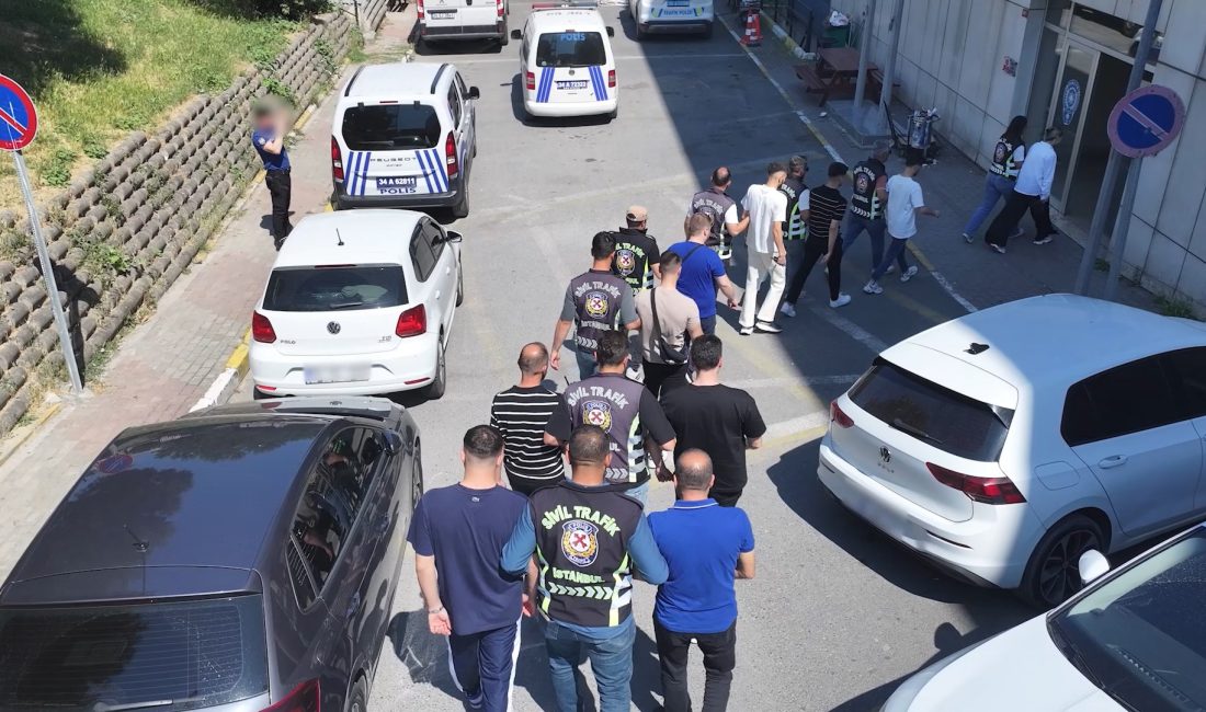 Avcılar D-100 Karayolu’nda düğün konvoyu yaparak hem kendi canlarını hem