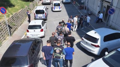 İstanbul Avcılar’da D-100 Karayolu üzerinde düğün konvoyu yaparak hem kendi