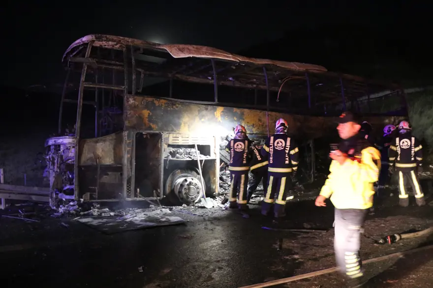 Denizli’de yolcu otobüsünün alev alev yanması sonucu biri bebek 8