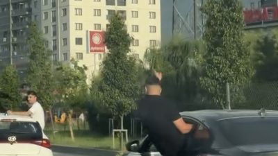 Bursa’da bir düğün konvoyunda kaydedilen ve hem kendi canlarını hem