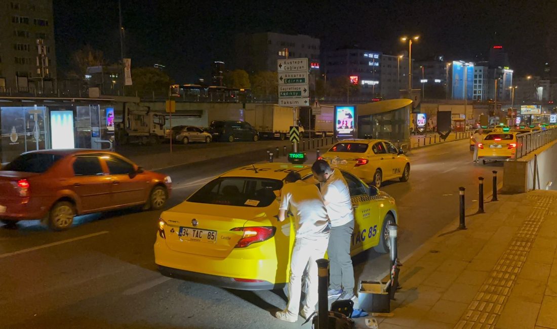 İstanbul Mecidiyeköy’de seyir halindeyken yolcusuyla tartışan taksi şoförü Erdal Çiçek,