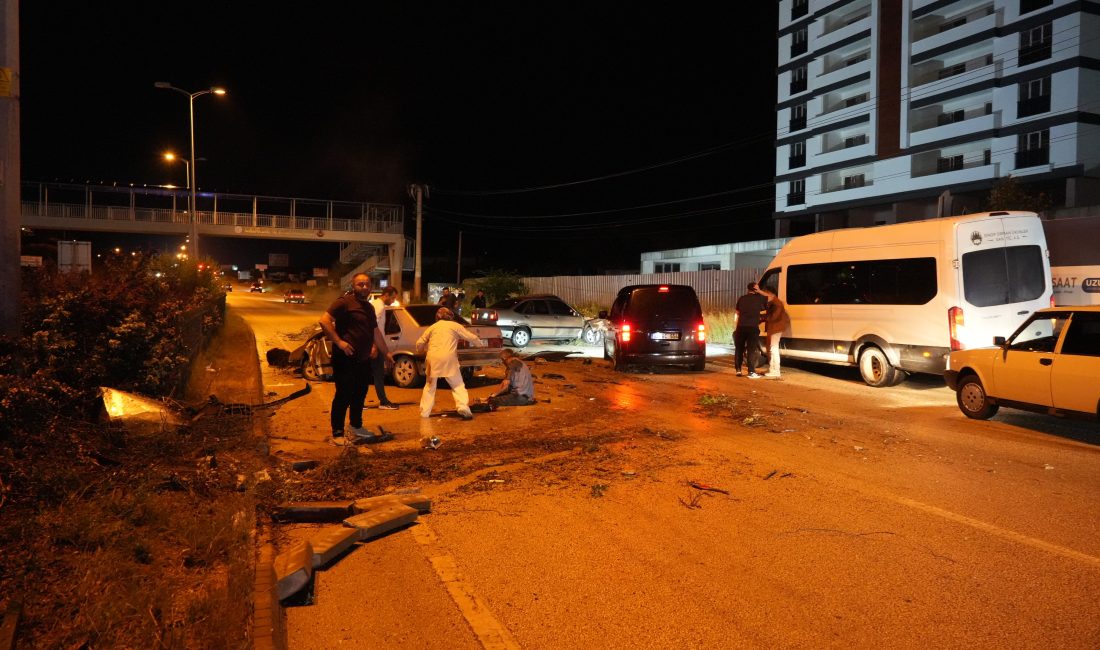 Kastamonu’da refüje çarpan otomobildeki yaralı sürücüye yardım etmek için canını