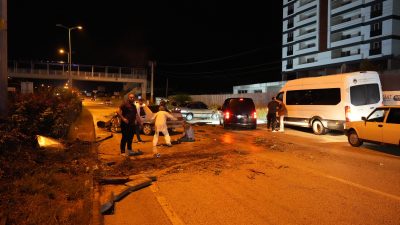 Kastamonu’da refüje çarpan otomobildeki yaralı sürücüye yardım etmek için canını