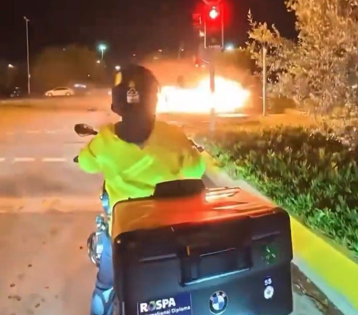 İstanbul Maltepe Sahil Yolu’nda iki otomobilin çarpışması sonucu meydana gelen