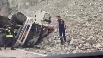 Erzurum-Artvin kara yolunda freni patlayan dev tırın kontrolden çıkması üzerine