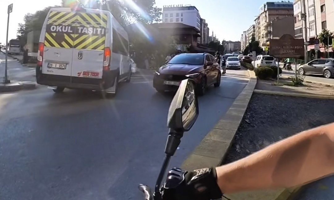 Eskişehir’de akan trafikte dehşet dolu anlar kask kamerasına saniye saniye
