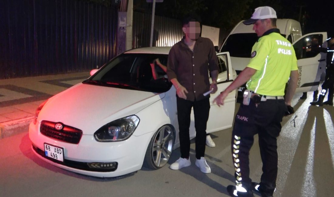 Aksaray’da modifiyeli aracıyla polis uygulamasına takılan ve binlerce liralık ceza