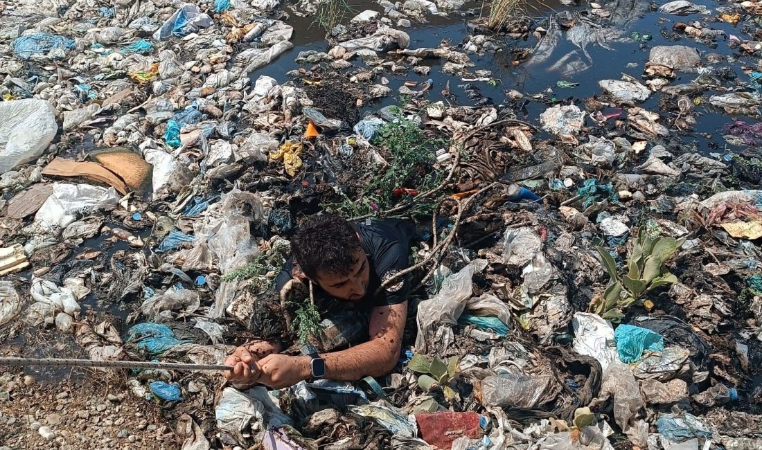 Adıyaman’ın Kahta ilçesinde alevlerle mücadele eden bir itfaiye eri, dumanların