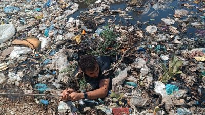 Adıyaman’ın Kahta ilçesinde alevlerle mücadele eden bir itfaiye eri, dumanların