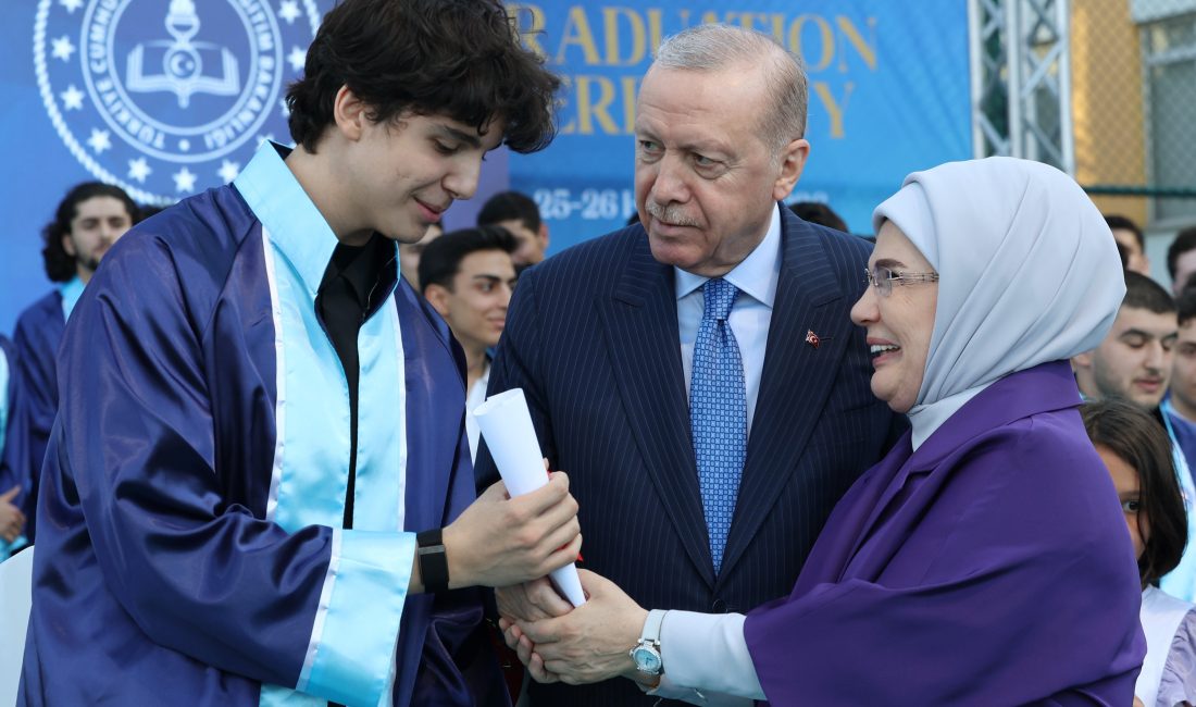 Cumhurbaşkanı Recep Tayyip Erdoğan, İstanbul’da katıldığı lise mezuniyet töreninde büyük
