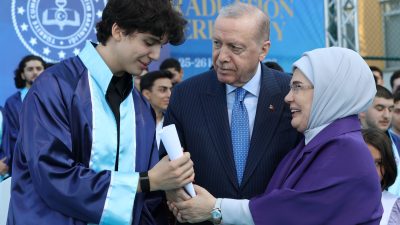 Cumhurbaşkanı Recep Tayyip Erdoğan, İstanbul’da katıldığı lise mezuniyet töreninde büyük