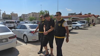 Adana’da polisin şüphe üzerine durdurduğu bir şüphelinin oyunu kolundaki dövme