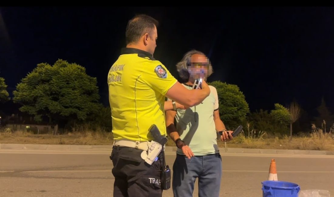 Burdur’da rutin yol kontrolü yapan polis ekiplerine “kolay gelsin” demek