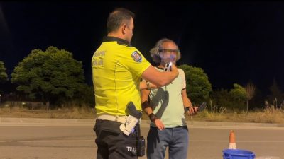 Burdur’da rutin yol kontrolü yapan polis ekiplerine “kolay gelsin” demek