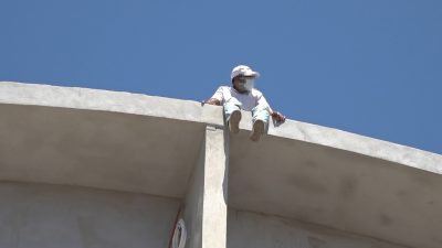 Antalya’nın Alanya ilçesinde 4 katlı bir binanın çatısına çıkarak intihar