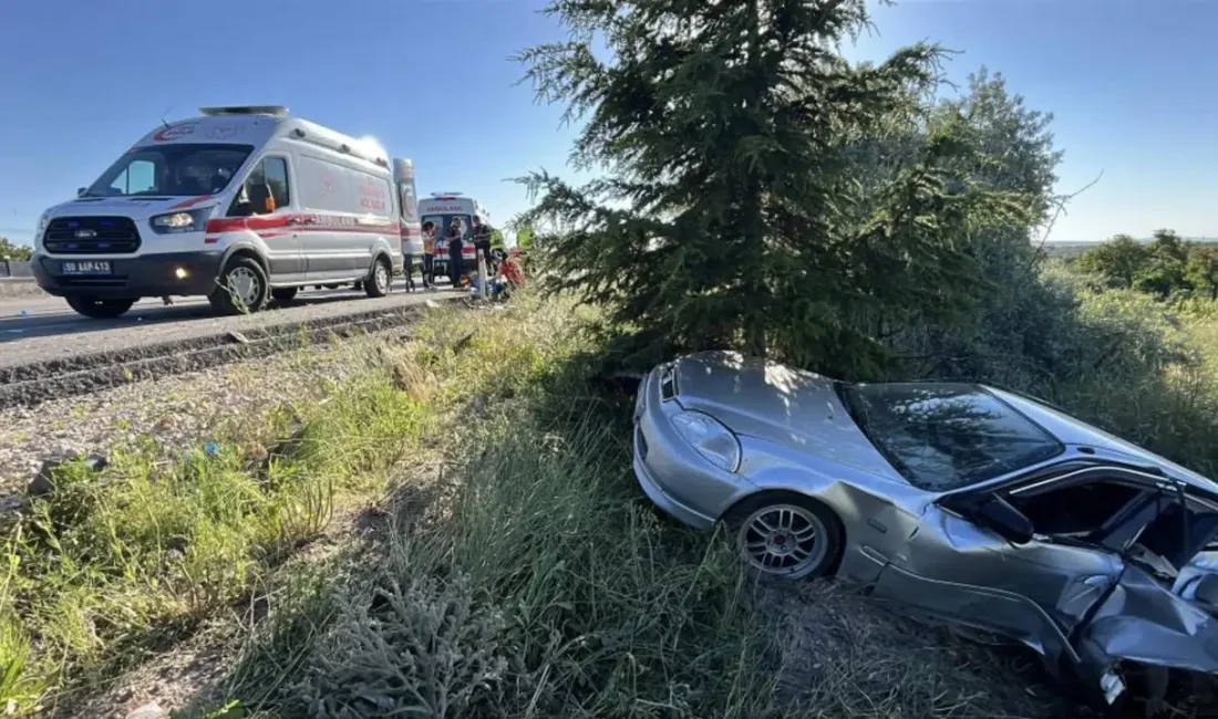 Nevşehir’de seyir halindeki bir otomobilin yol kenarında park halinde duran
