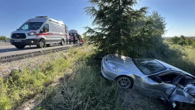Nevşehir’de seyir halindeki bir otomobilin yol kenarında park halinde duran