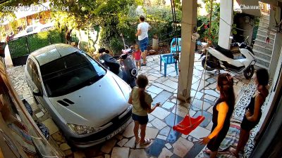 Muğla’nın Fethiye ilçesinde, sadece bir bahçe kapısından çıkan ses yüzünden