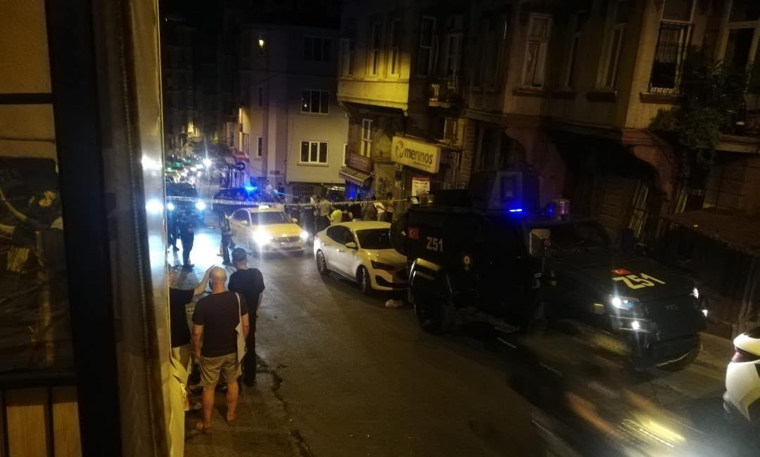 İstanbul’un göbeği Beyoğlu’nda gece yarısı hareketli dakikalar yaşandı. Motosikletli ve