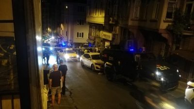 İstanbul’un göbeği Beyoğlu’nda gece yarısı hareketli dakikalar yaşandı. Motosikletli ve