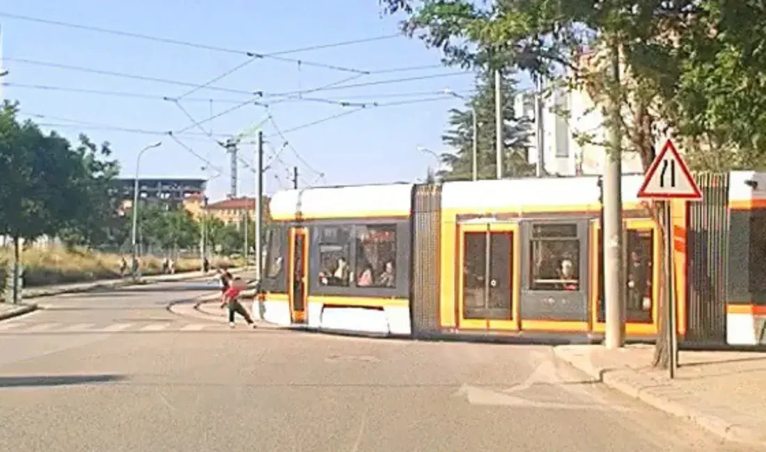 Eskişehir’de akan trafiğin ortasında hareket halindeki tramvayın arkasına tutunarak yolculuk
