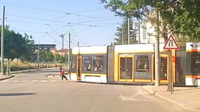 Eskişehir’de akan trafiğin ortasında hareket halindeki tramvayın arkasına tutunarak yolculuk