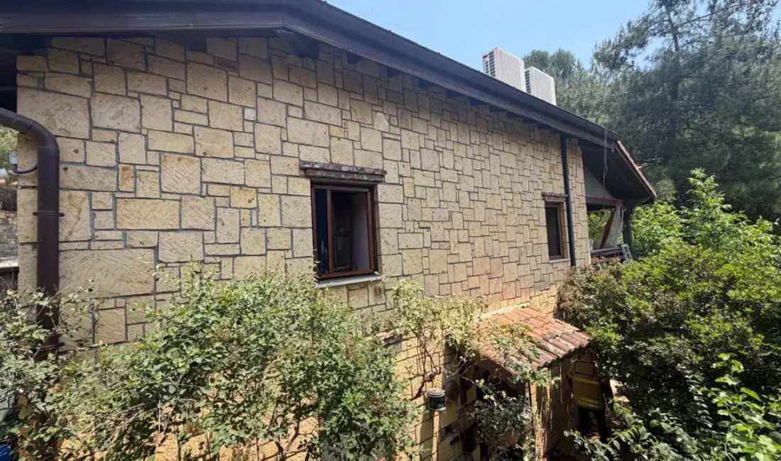 Çanakkale’nin Ayvacık ilçesinde bulunan bir villada aniden yükselen alevler büyük